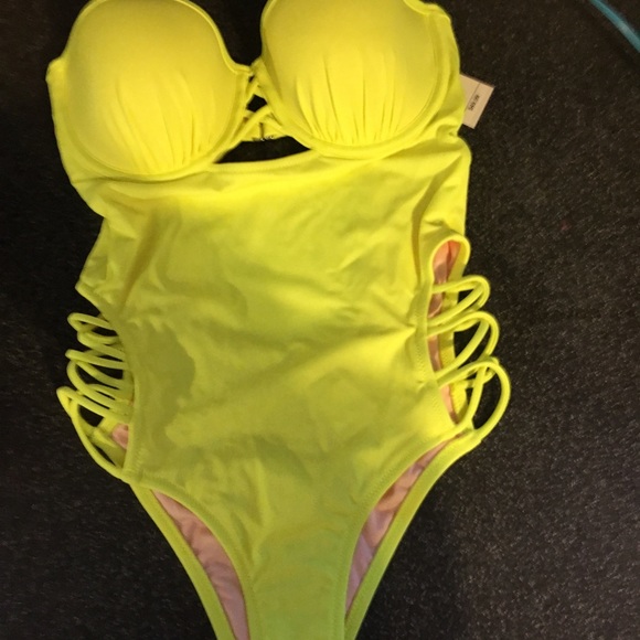 Shade & Shore Other - Shade shore 32D Neon yellow NWT